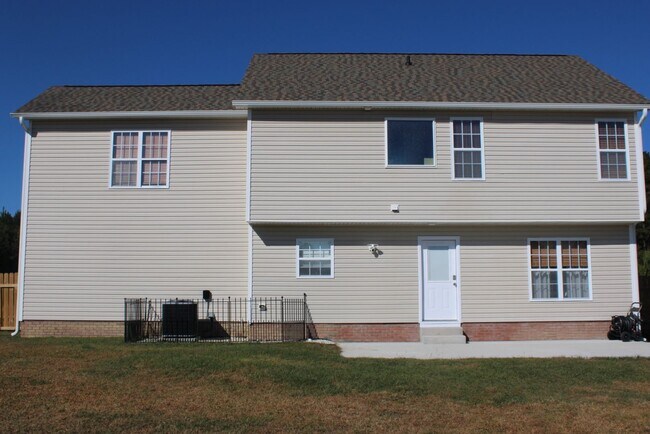 Building Photo - Beautiful Home in Hubert