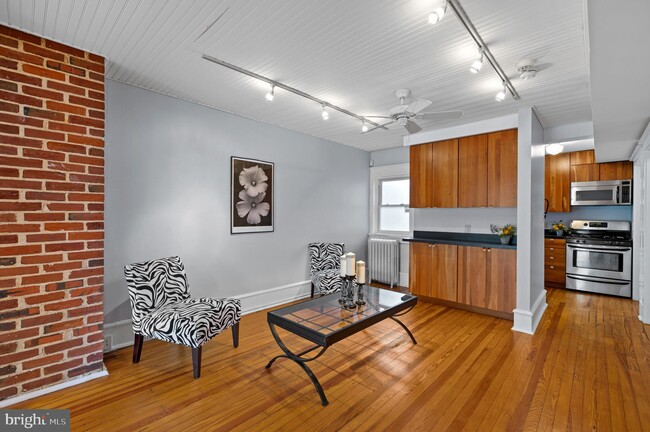 Building Photo - 221 A Kings Hwy E