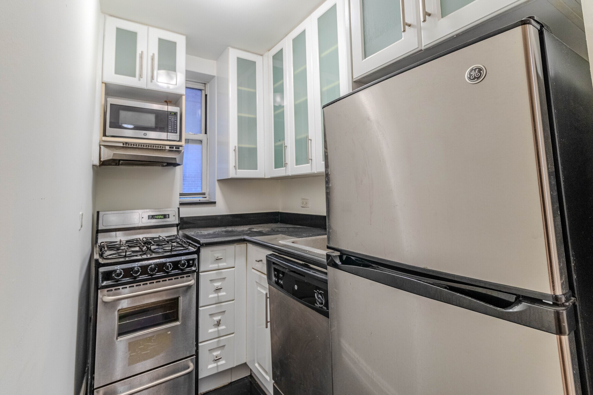 Building Photo - 340 E 50th St