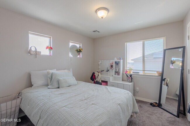 Building Photo - 305 Del Palmar