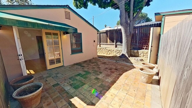 Building Photo - Desirable 3 Bedroom, 2 Bathroom house in S...