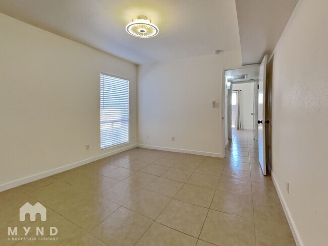 Building Photo - 925 W Peoria Ave