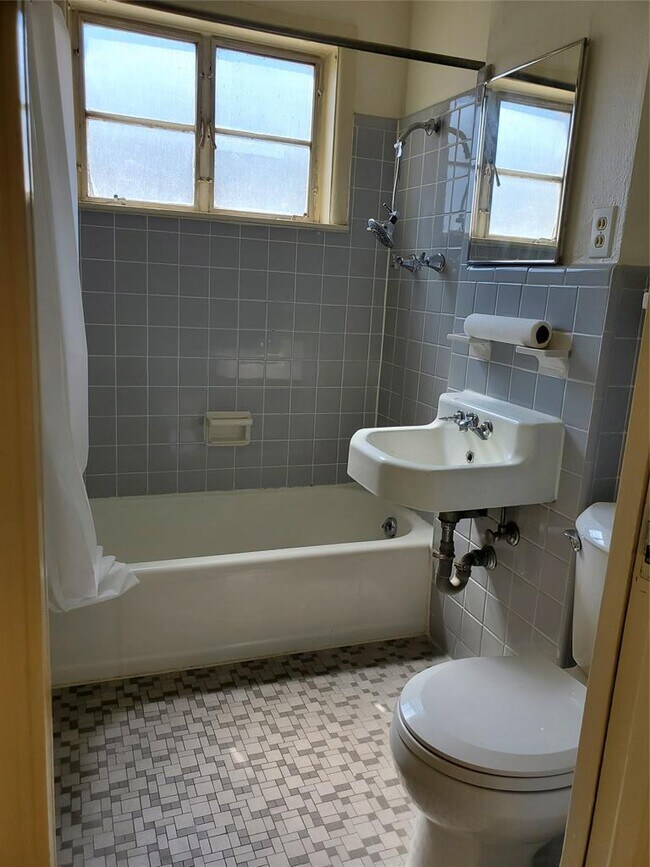 Building Photo - 3202 Grooms St