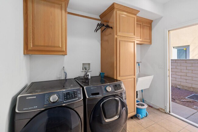 Building Photo - 18075 Lakeview Dr