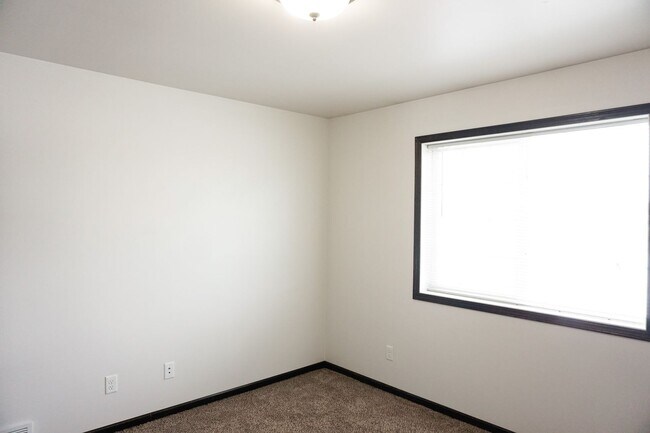 Building Photo - 3 Bed 3 Bath Twin Home