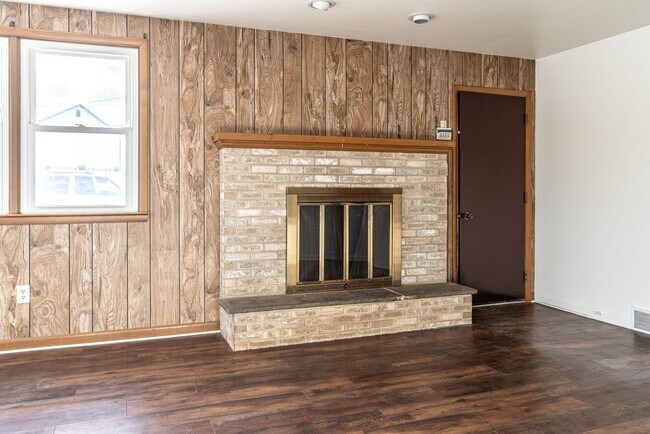 Building Photo - **Charming Colonial in Picturesque Lower Milford Township**