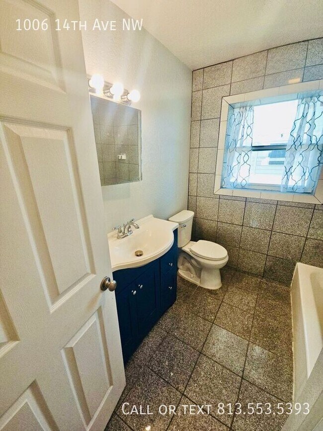 Building Photo - 1006 14th Ave NW