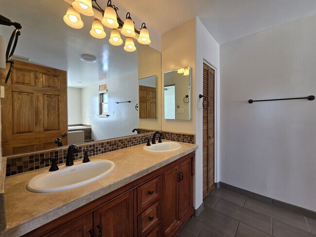 Building Photo - 19 Camerada Rd