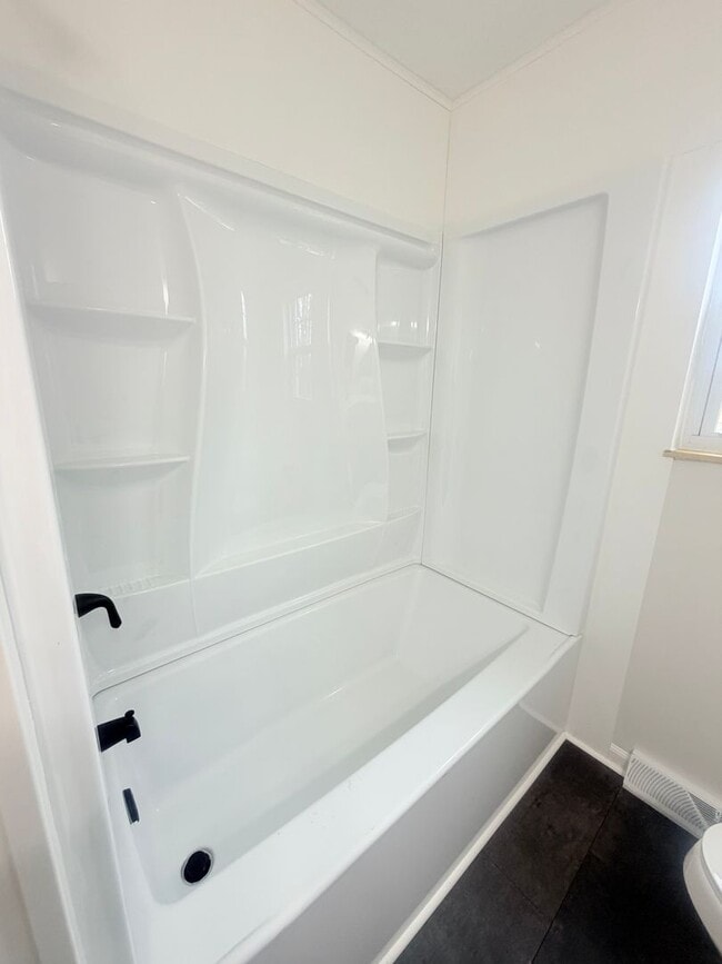 Building Photo - Charming Updated Duplex in Farragut