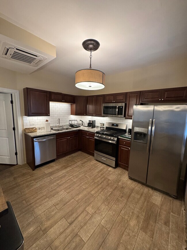 Building Photo - 1506 W Thome Ave