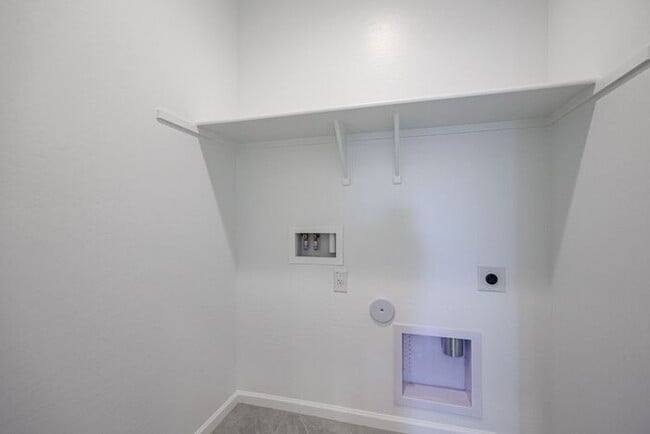 Building Photo - Alamar Subdivision 5 Bedroom Home For RENT!