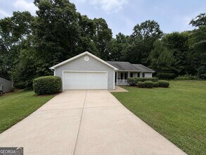 Building Photo - 211 Ravenwood Ct