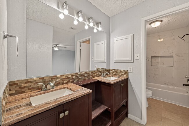 Building Photo - 1806 Foxlake Dr