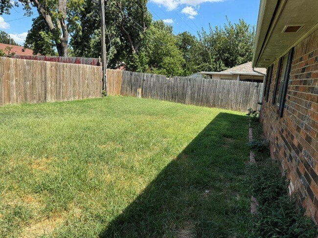 Building Photo - New paint, ready for move in, 3 bed 2 bath, 2 car in south OKC!