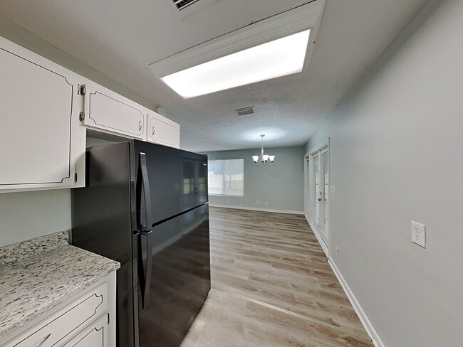 Building Photo - Updated 3 Bed, 2 Bath Home with Fenced Yard & Sunroom in Jacksonville, FL