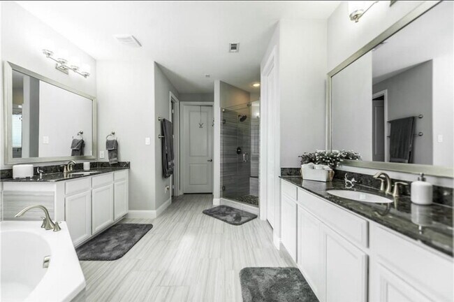 Building Photo - Beautiful, exquisite home in the heart of ...