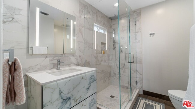 Building Photo - 1047 E Pomello Dr