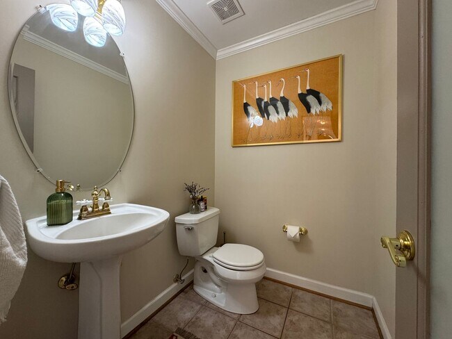 Building Photo - Fantastic 4 Bed 2.5 Bath Single Family Hom...