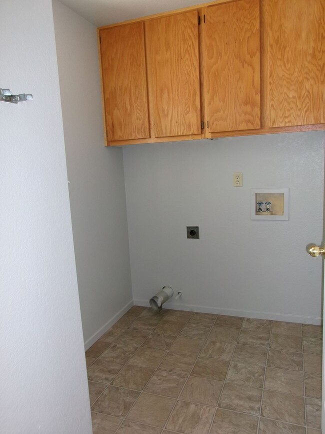 Building Photo - Great 3 bedroom, 2 bath, Southwest Reno home