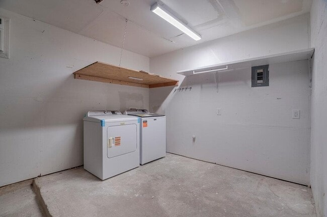 Building Photo - 606 Splitrock