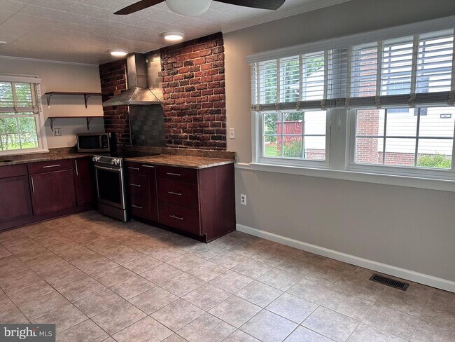 Building Photo - Charming Cul-de-Sac Home in a Prime Location