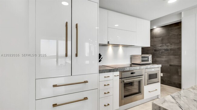 Building Photo - 5875 Collins Ave
