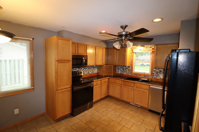 Building Photo - "Spacious 4-Bedroom 2 Bath with Finished B...