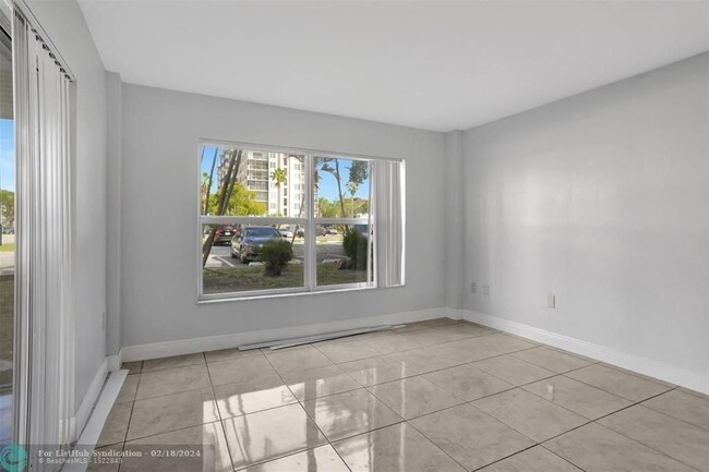 Building Photo - 4156 Inverrary Dr