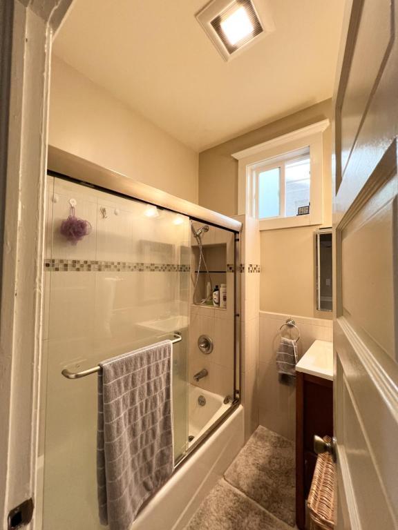 Building Photo - 549 6th Ave