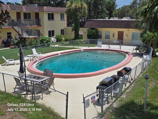 Building Photo - Le Mans Apartments