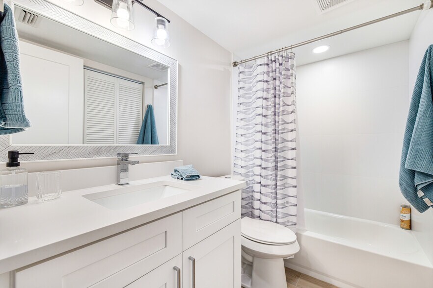 Building Photo - 16440 Kelly Cove Dr