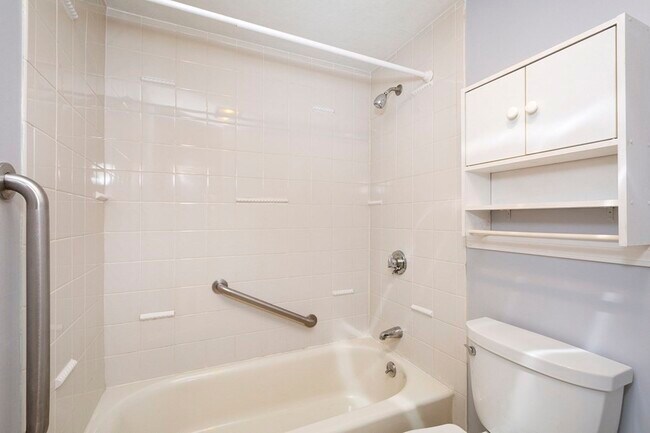 Building Photo - 980 Plain St