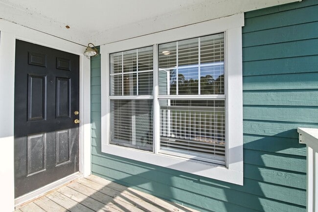 Building Photo - NEW PRICE and Half Off First Month's Rent! Nicely Updated Condo in Old South!