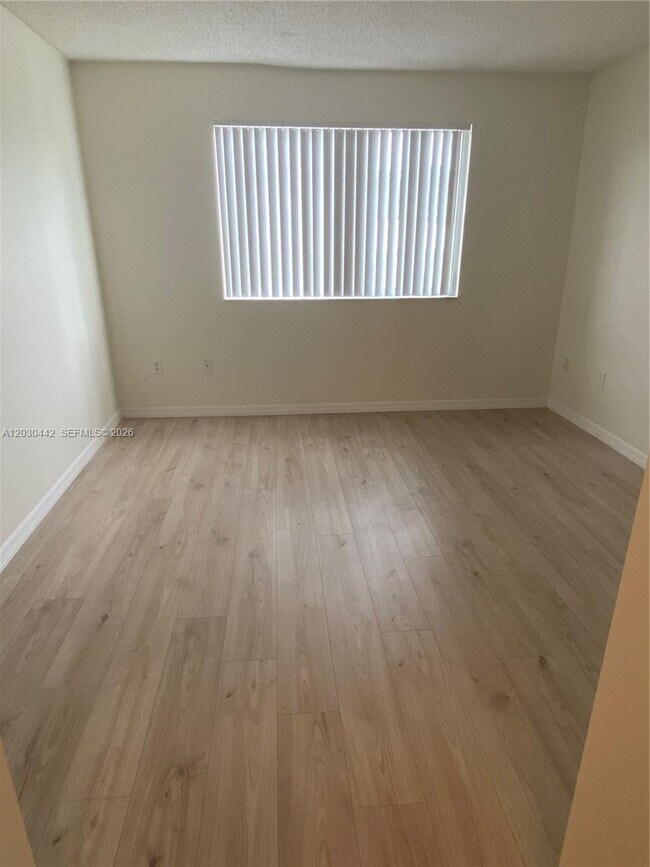 Building Photo - 300 Crestwood Ct N