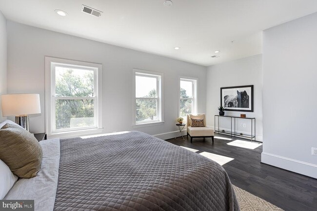 Building Photo - 5905 Eads St NE