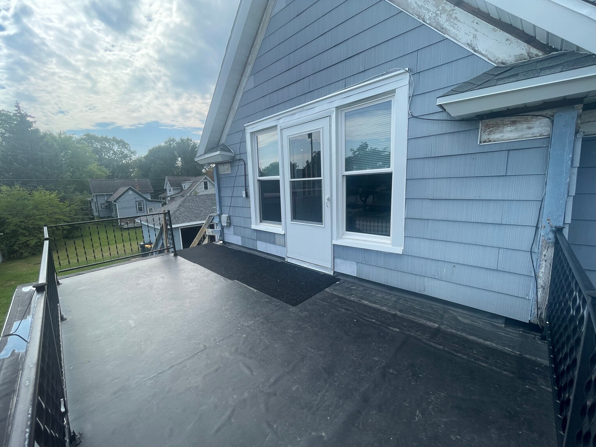 Building Photo - 196 E 9th St