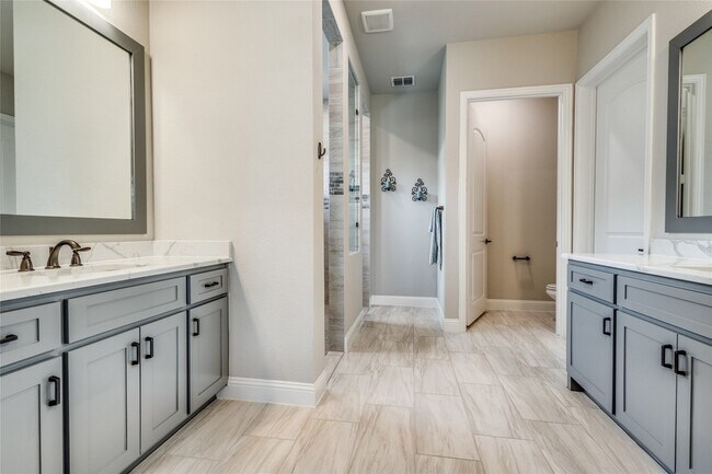 Building Photo - 11112 Lacey Oak Ridge