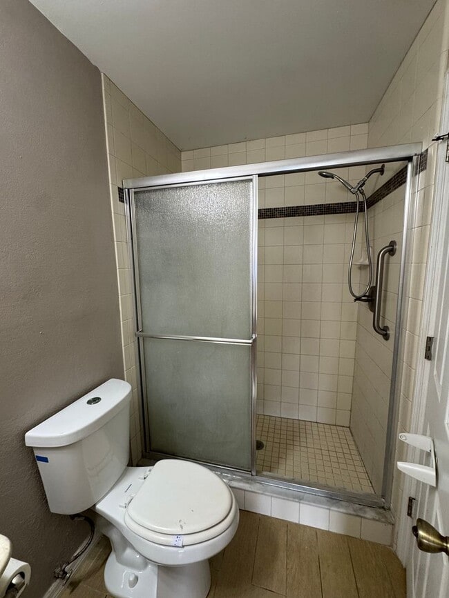 Building Photo - MOVE IN SPECIAL- Cozy 1 Bed/ 1 Bath in King Oak Villas