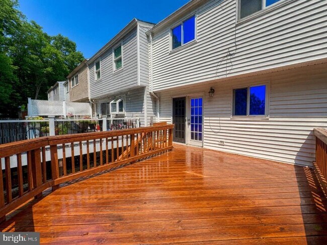 Building Photo - 8112 Parkdale Ct