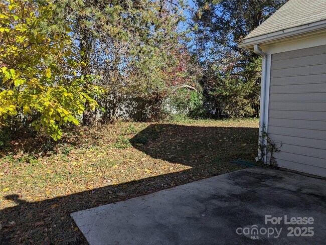 Building Photo - 329 Cedarcroft Dr