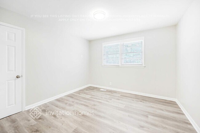 Building Photo - 562 Whispering Hills Dr