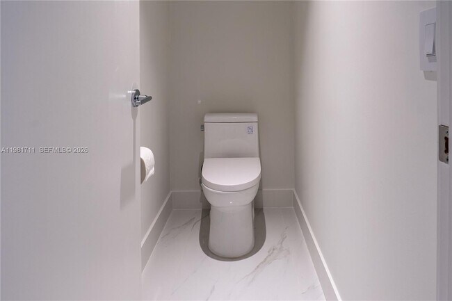 Building Photo - 700 NE 24th St