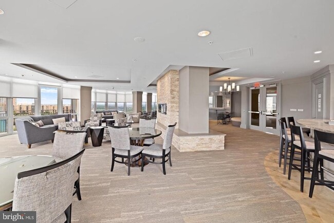 Building Photo - 8220 Crestwood Heights Dr