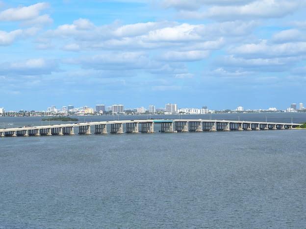 Building Photo - 700 NE 24th St