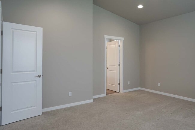 Building Photo - Elegant and Pristine Post Falls Home