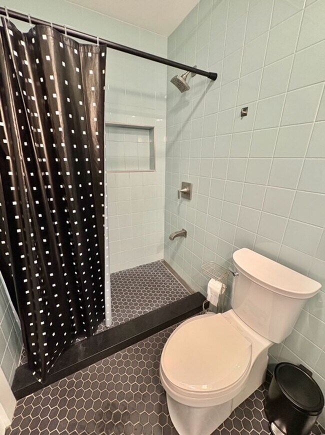 Building Photo - 3 Bedroom, 2 Bathroom Townhouse with a Lak...