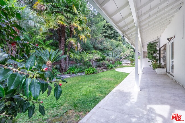 Building Photo - 1129 Roscomare Rd