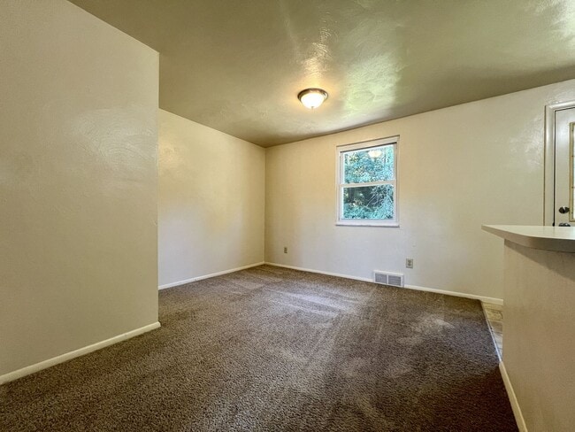 Building Photo - Townhouse in Plum with a Huge Master Bedro...