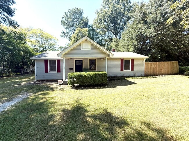 Primary Photo - ** 3 bed 1 bath located in Dalraida ** Cal...