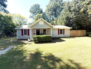 Building Photo - ** 3 bed 1 bath located in Dalraida ** Cal...